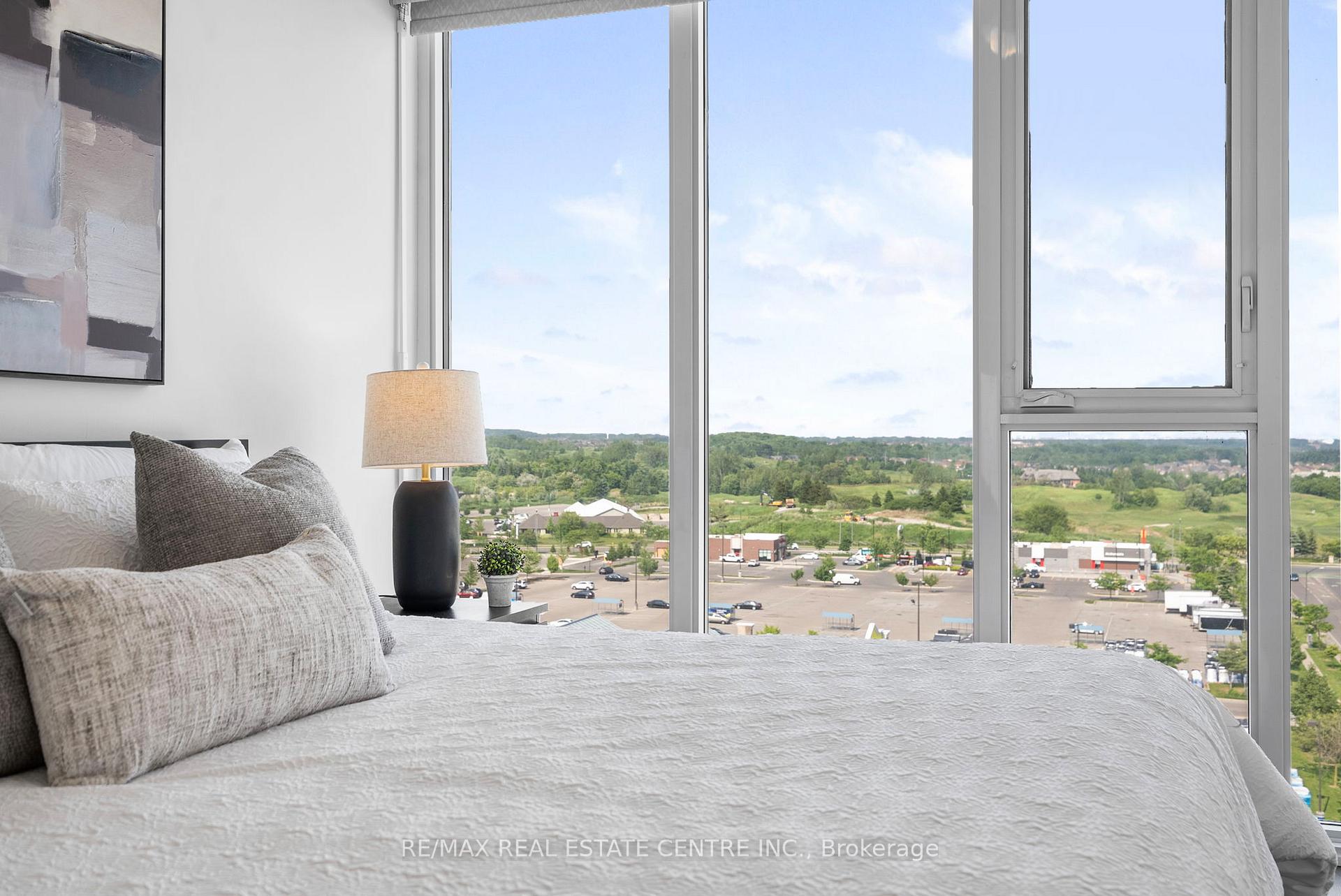 3 Bedrooms Condo at 100 Eagle Rock, Vaughan For sale