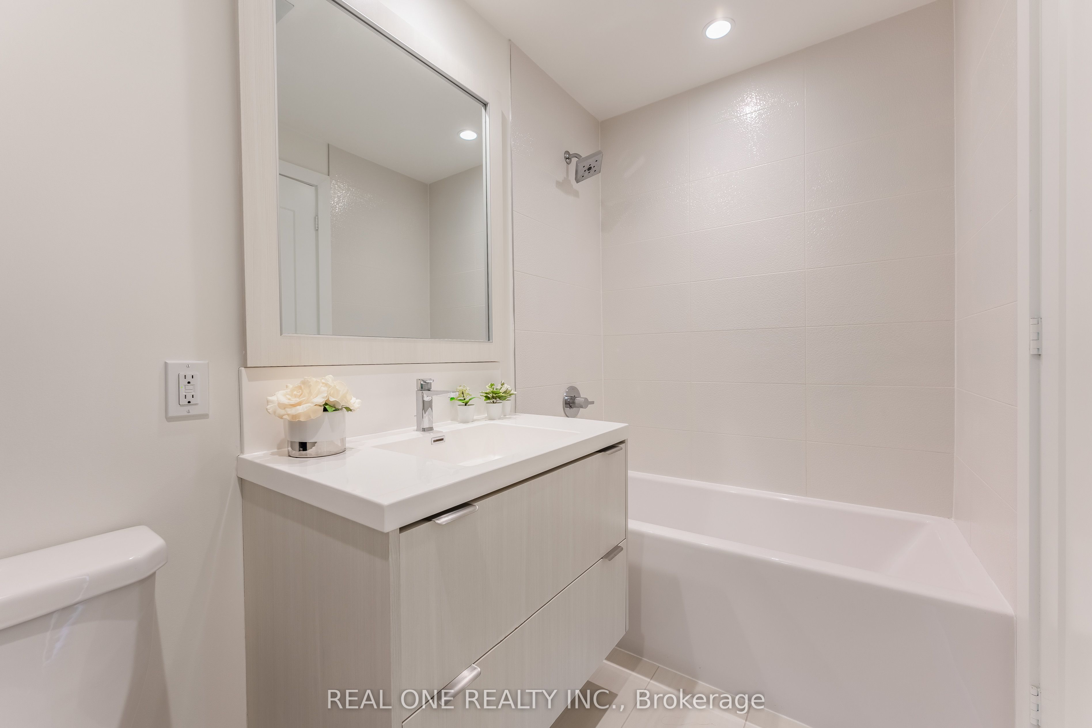 80 Vanauley Street, #303