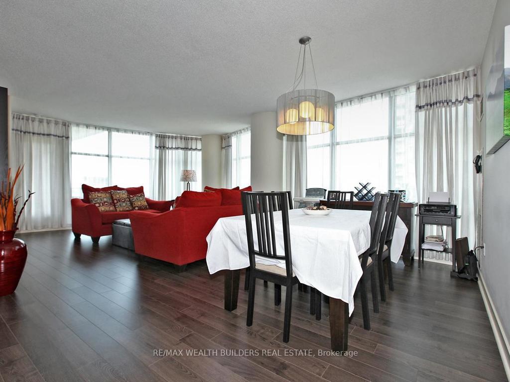3 Bedrooms Condo at 35 Mariner,  Toronto For sale