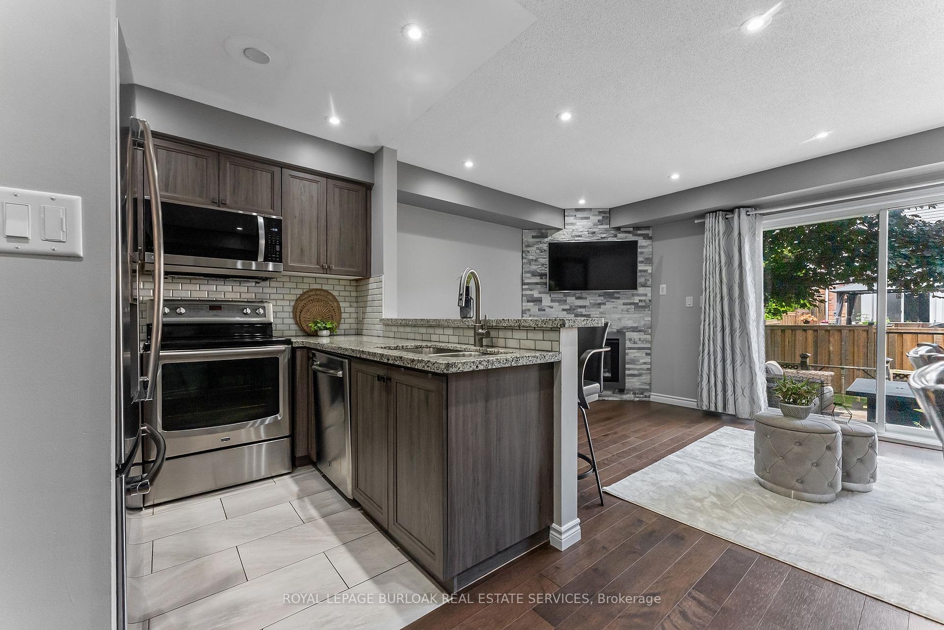 3 Bedrooms Condo at 2025 Cleaver, Burlington For sale