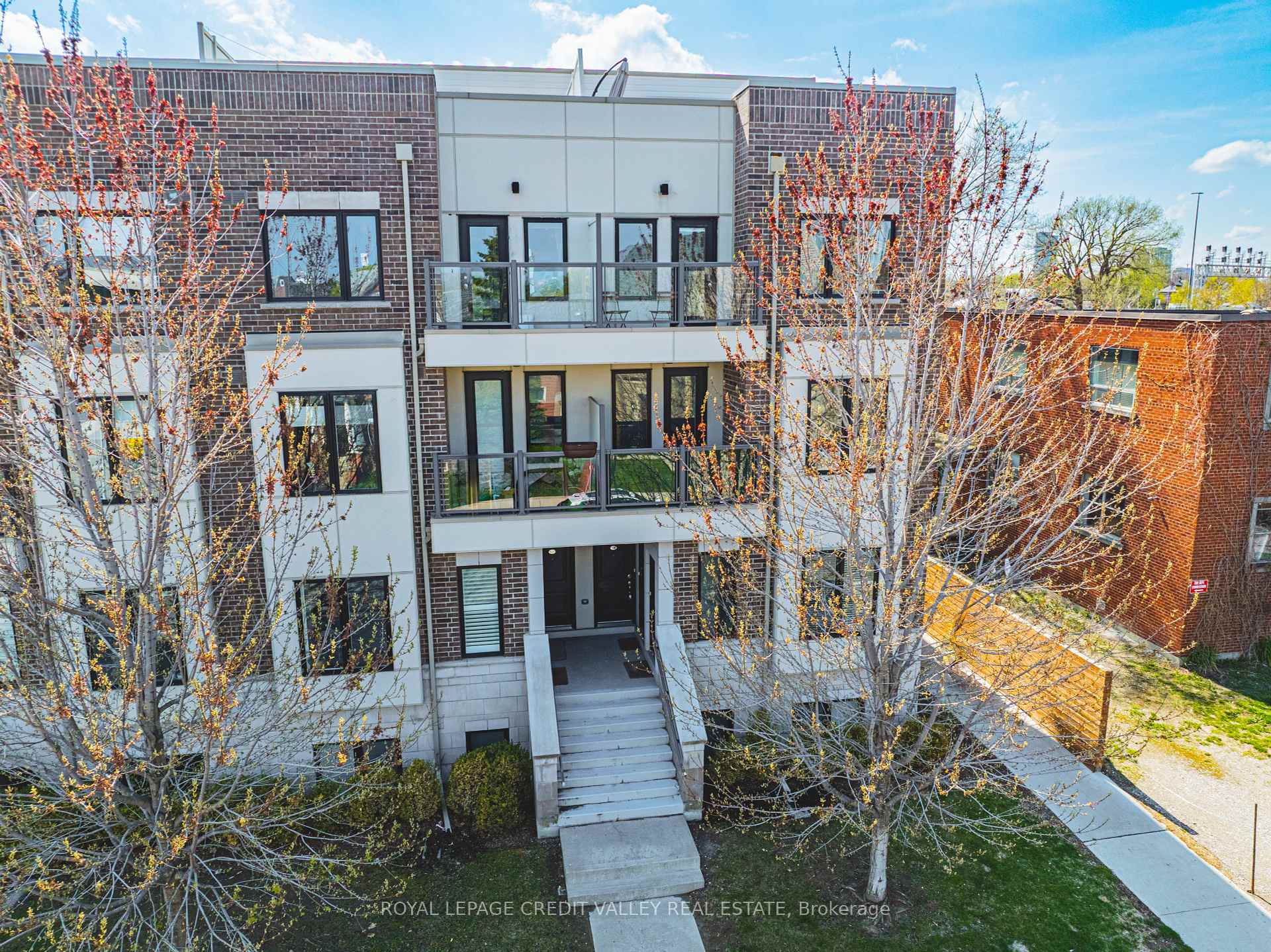 2 Bedrooms Condo at 256 Royal York, Toronto For sale