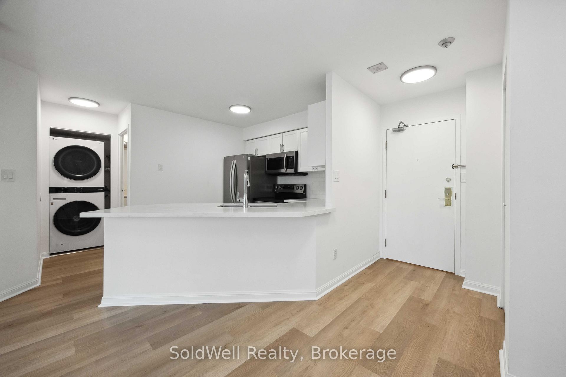 2 Bedrooms Condo at 25 Grenville,  Toronto For sale