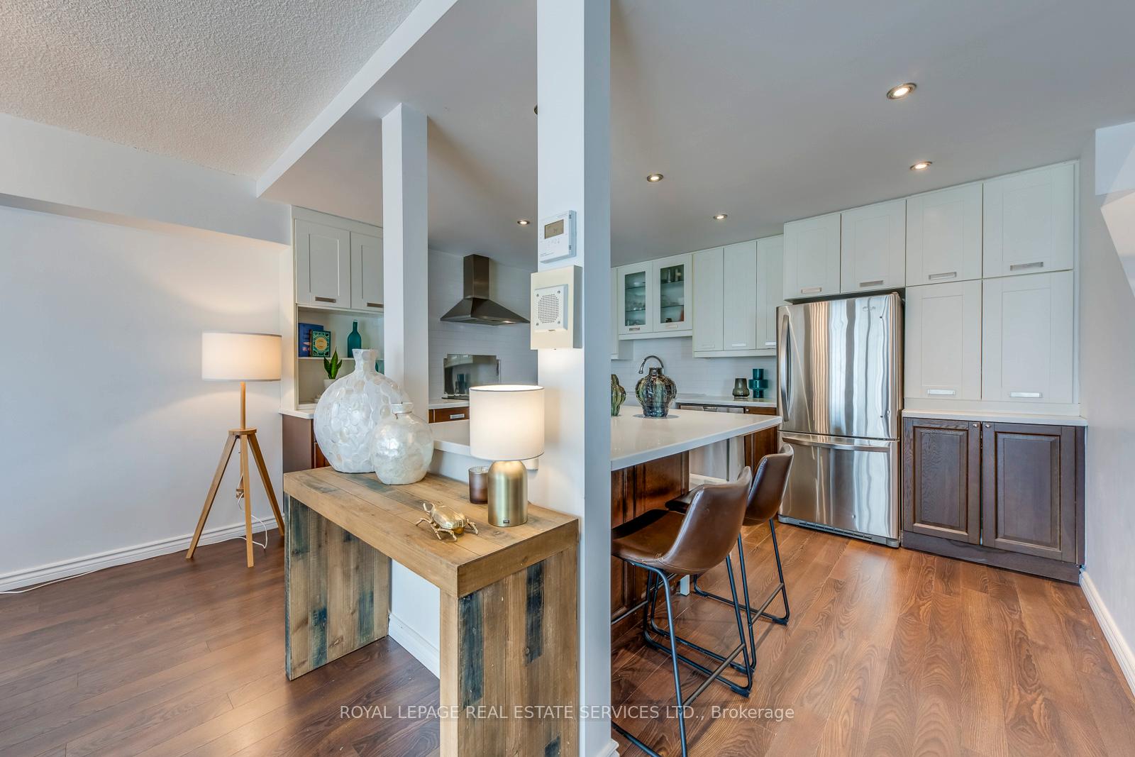 2 Bedrooms Condo at 33 Harbour, Toronto For sale