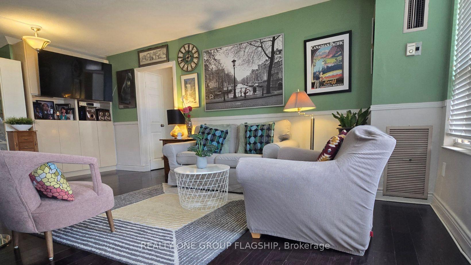3 Bedrooms Condo at 10 Edgecliff,  Toronto For sale