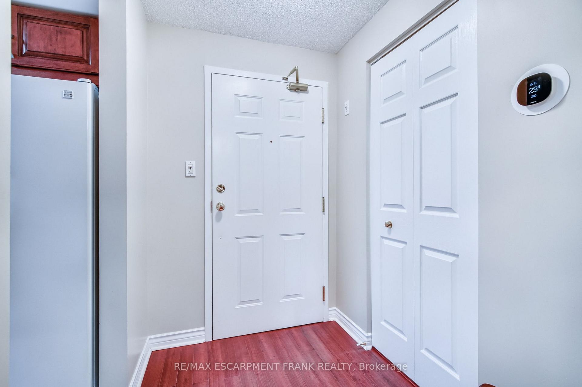 2 Bedrooms Condo at 970 Golf Links,  Hamilton For sale