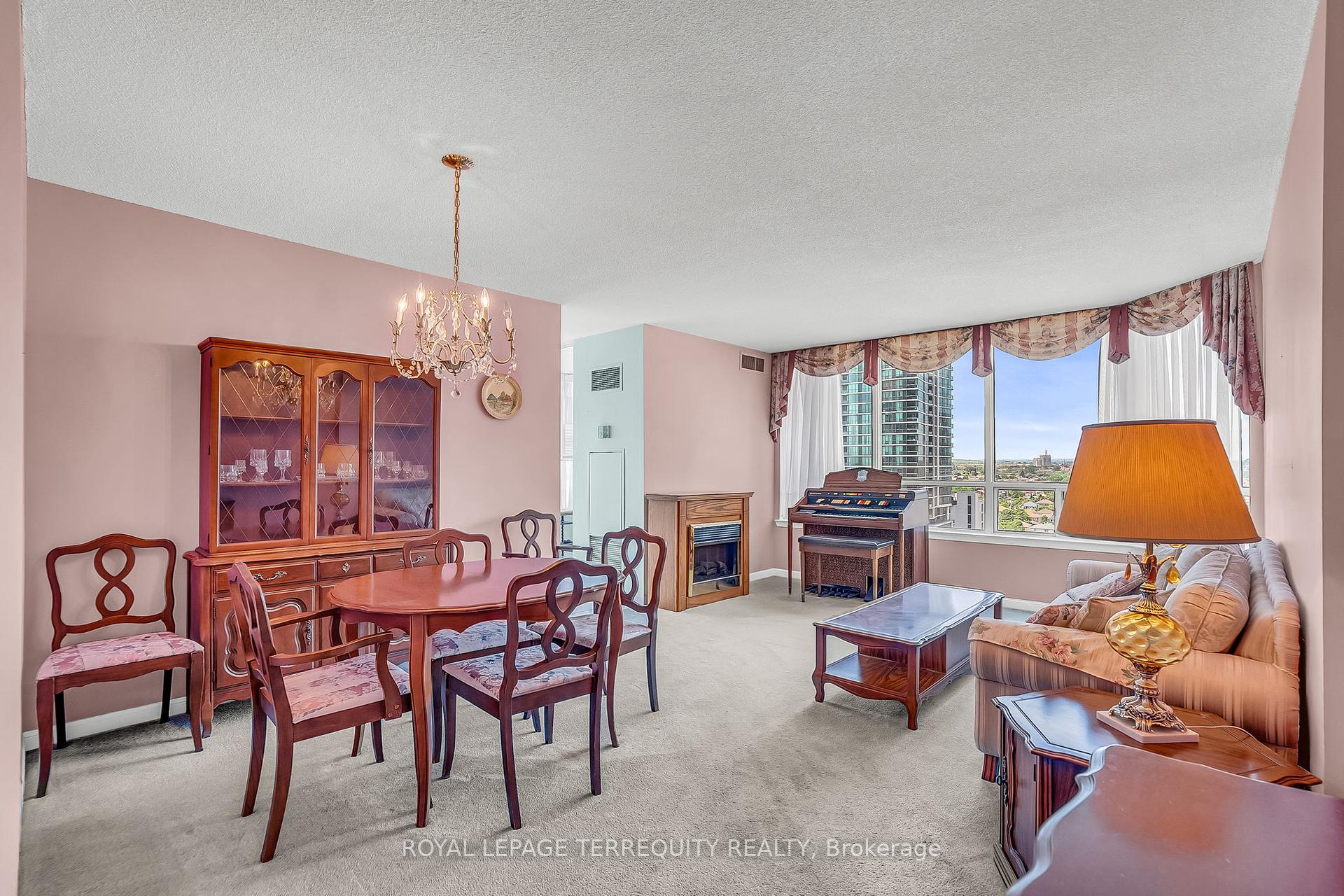 2 Bedrooms Condo at 550 Webb, Mississauga For sale