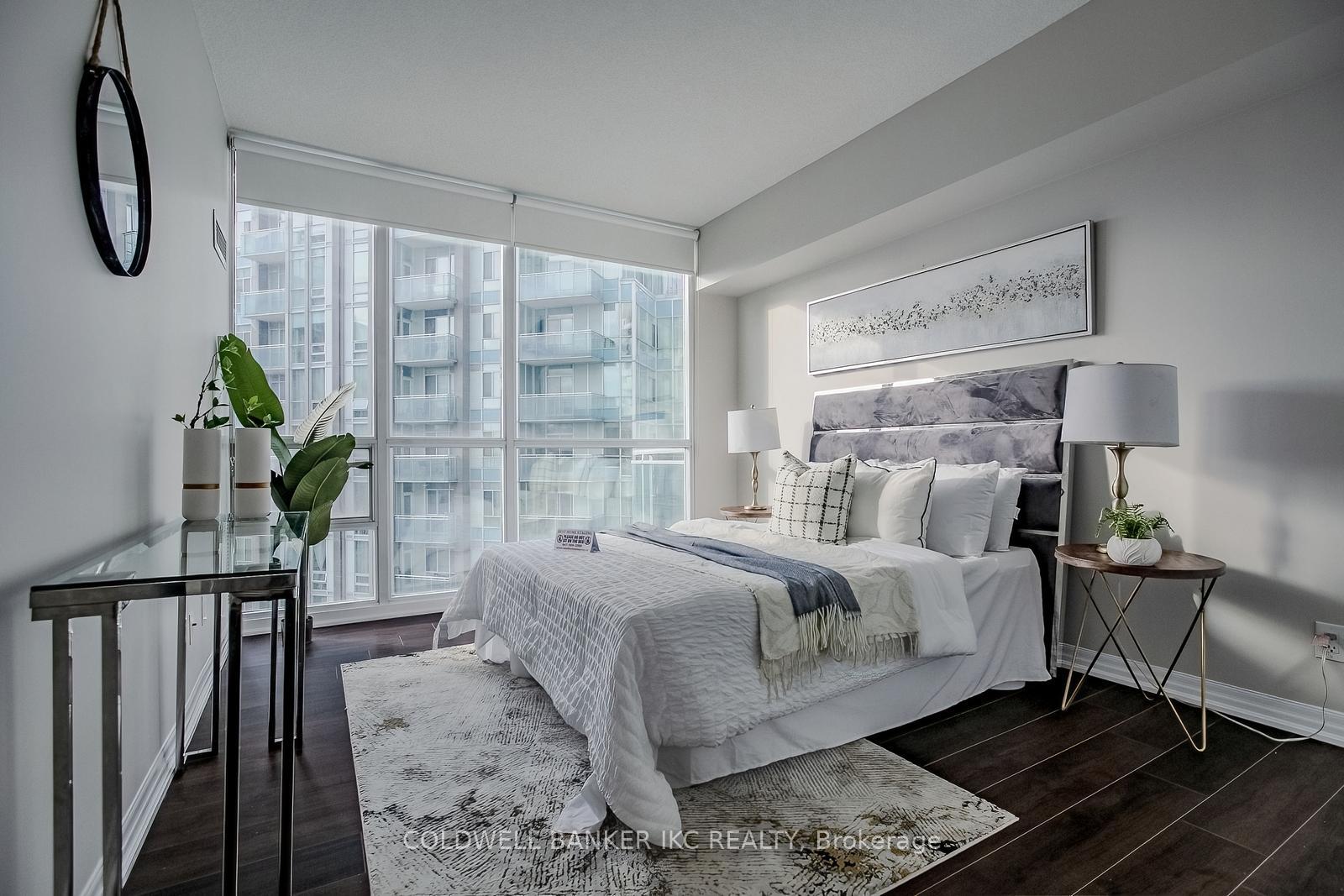2 Bedrooms Condo at 223 Webb, Mississauga For sale
