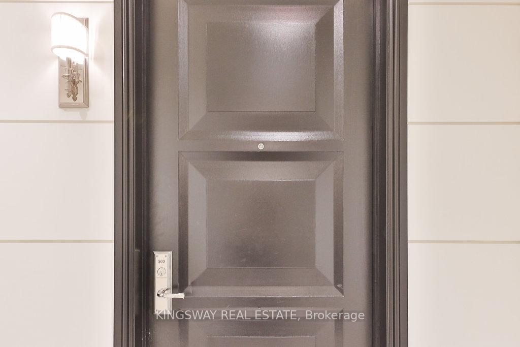 2 Bedrooms Condo at 300 Randall, Oakville For sale