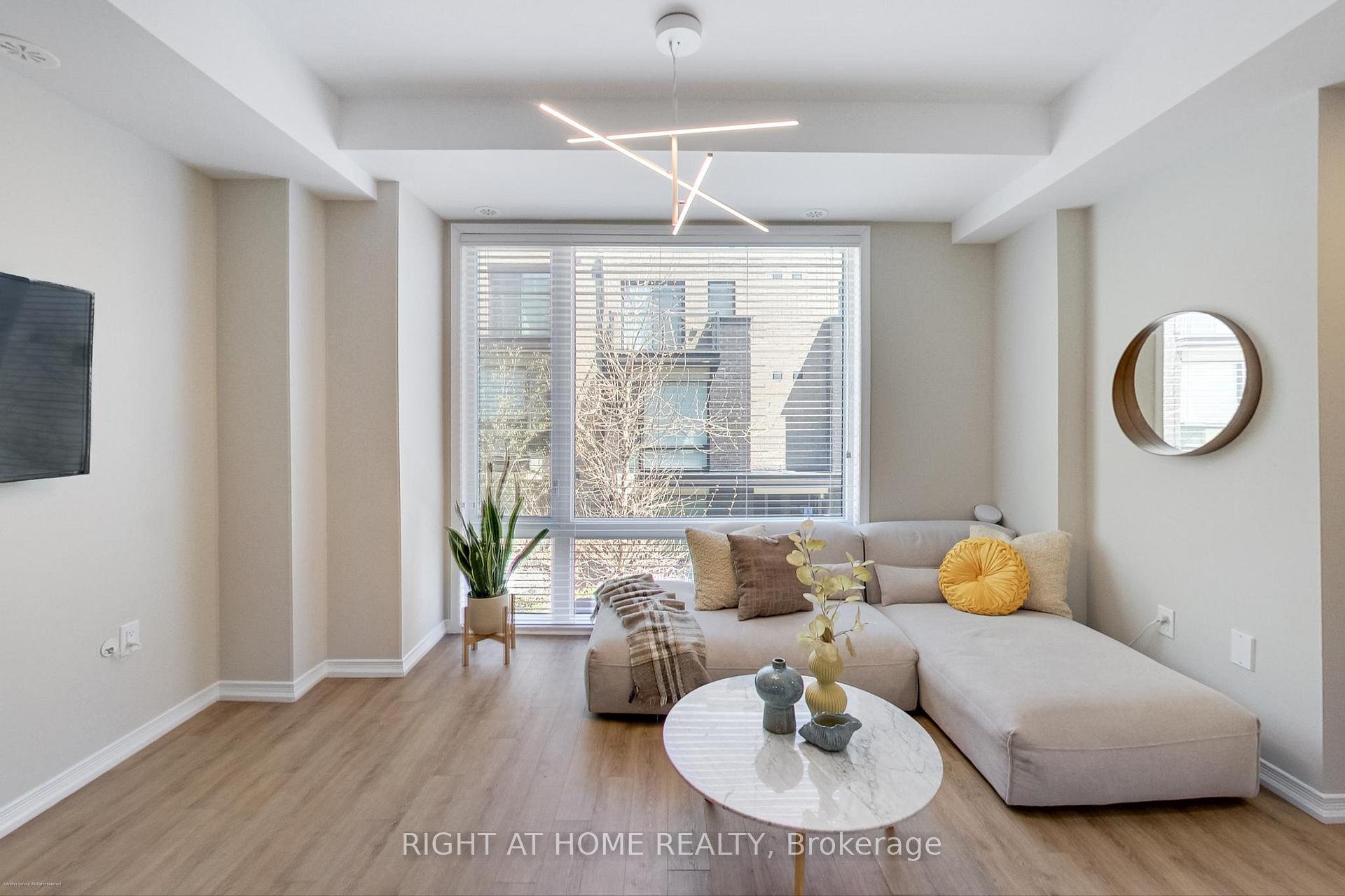 2 Bedrooms Condo at 30 Fieldway, Toronto For sale