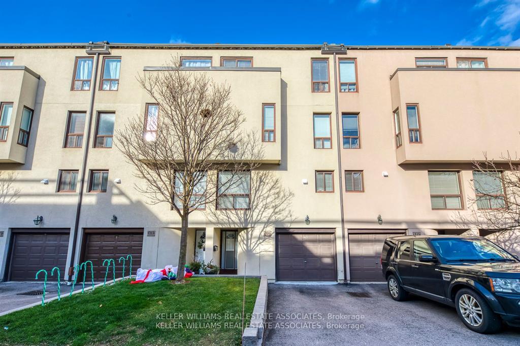 4 Bedrooms Condo at 24 Reid, Mississauga For sale