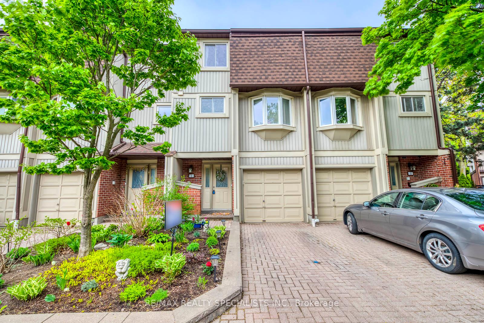 2 Bedrooms Condo at 1010 Walden, Mississauga For sale