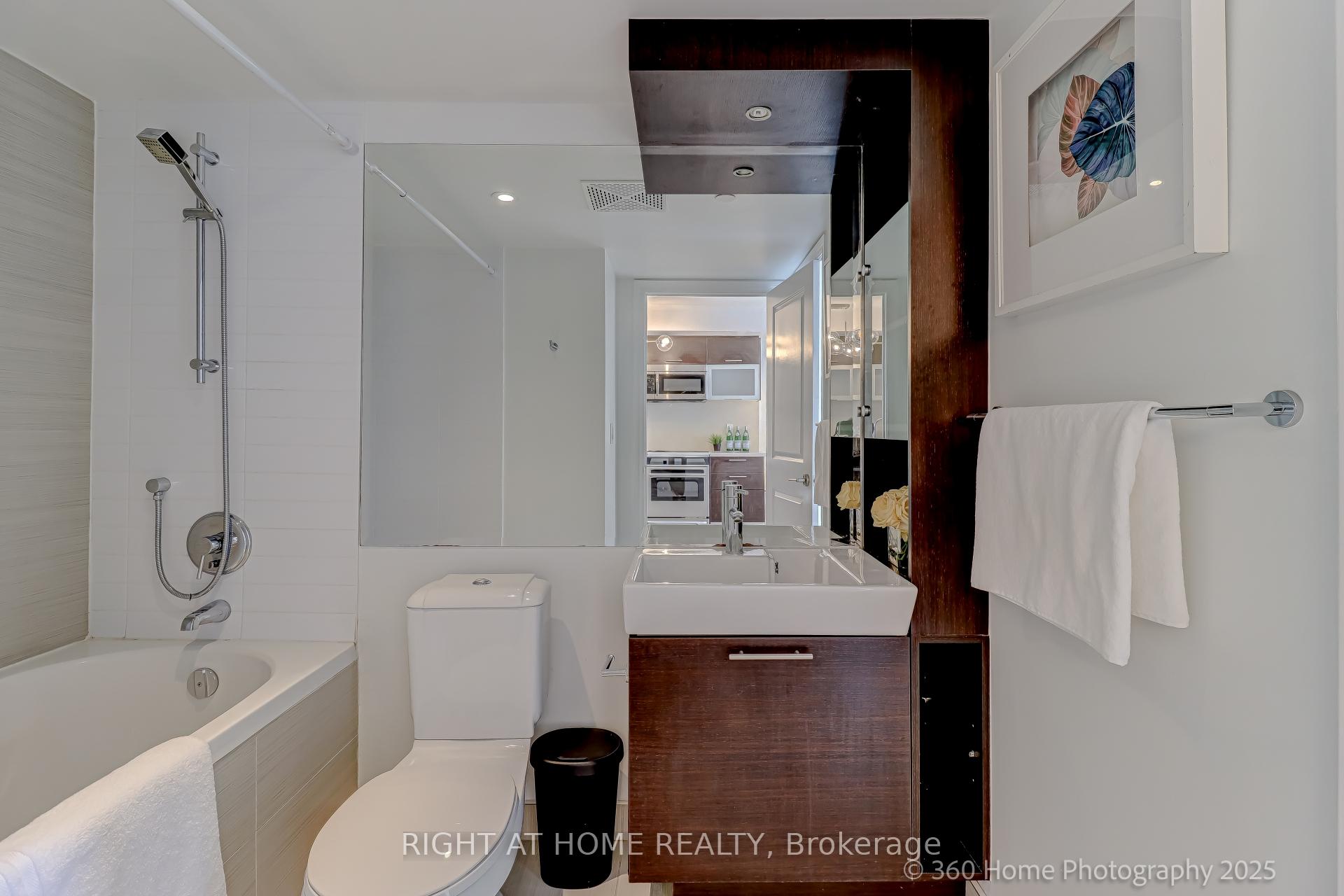 2 Bedrooms Condo at 386 Yonge, Toronto For sale