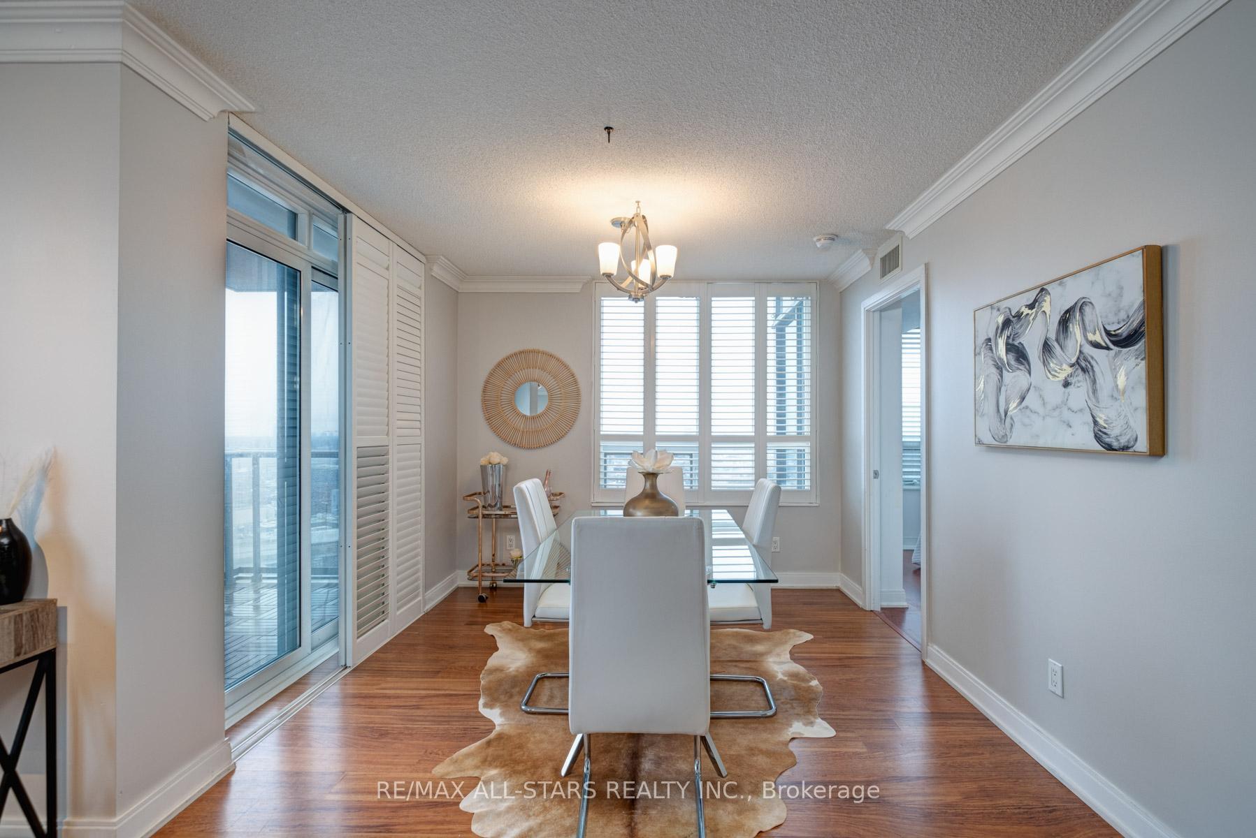 2 Bedrooms Condo at 35 Viking, Toronto For sale