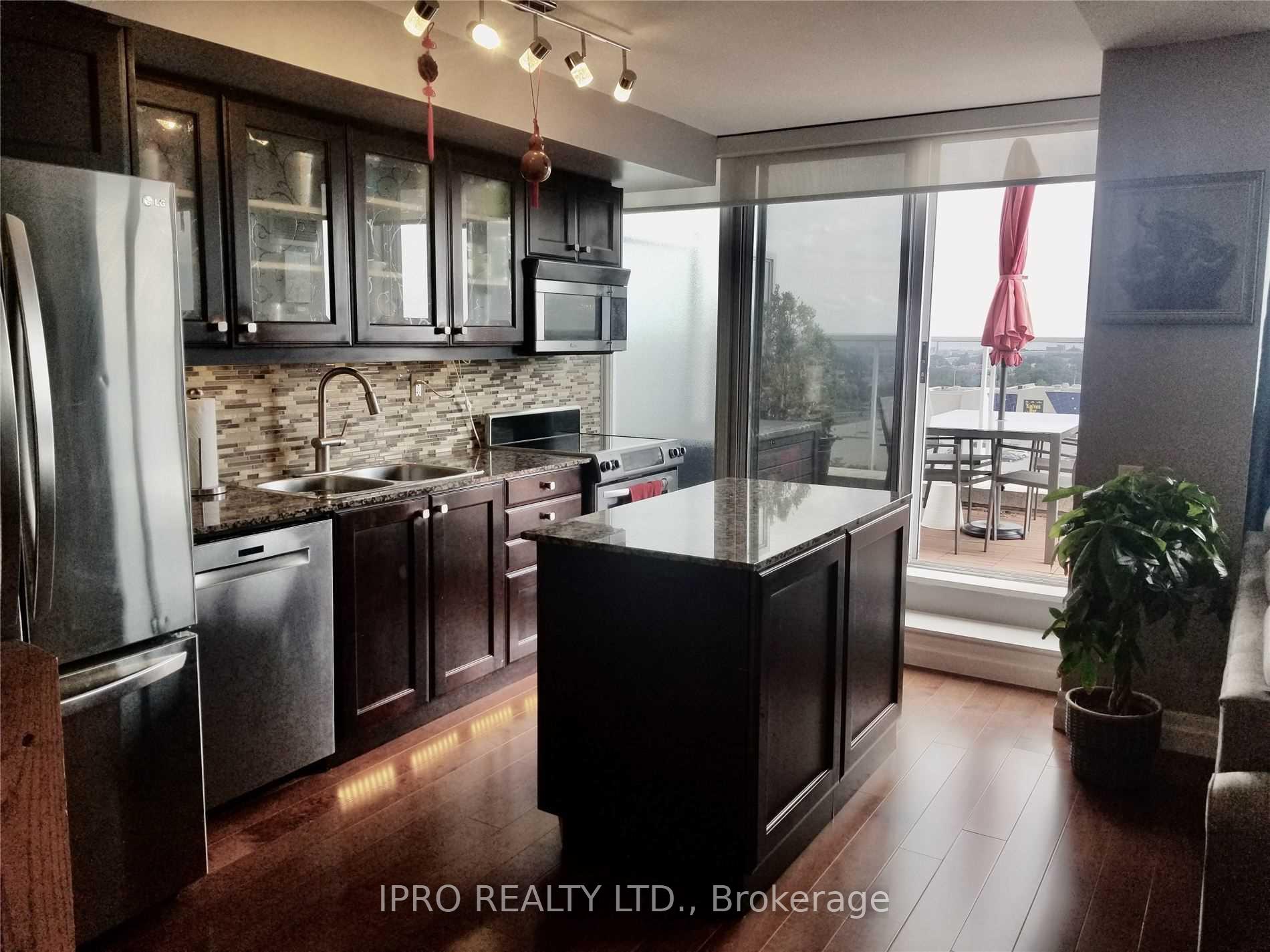 3 Bedrooms Condo at 1040 The Queensway,  Toronto For sale