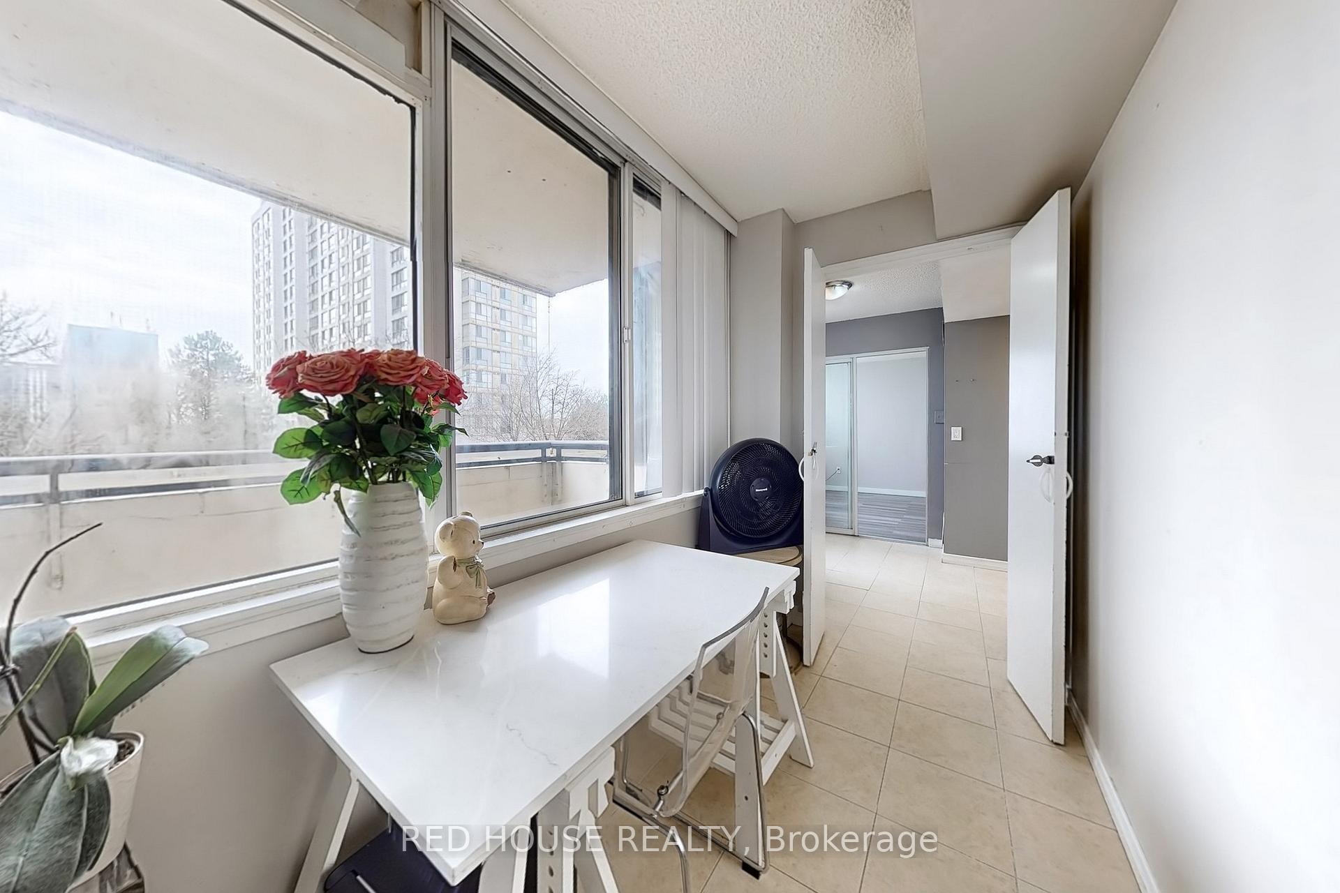 2 Bedrooms Condo at 10 Markbrook,  Toronto For sale
