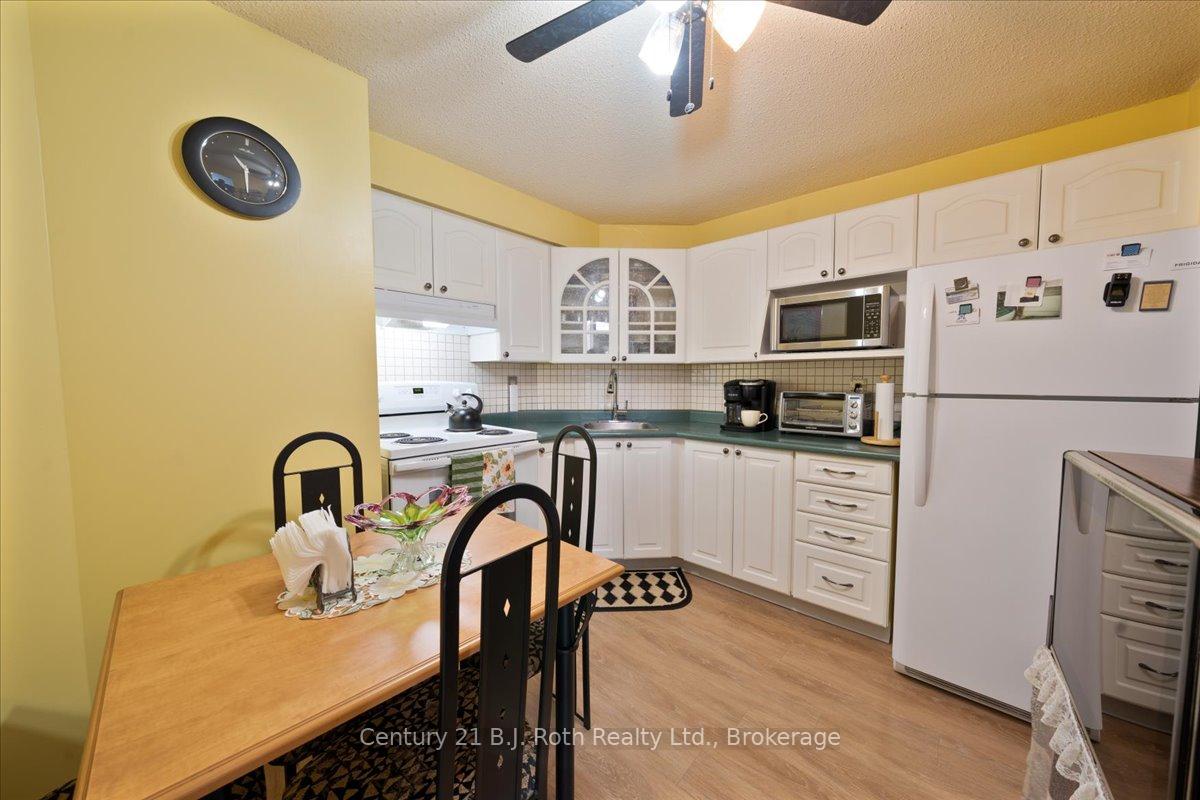 1 Bedroom Condo at 41 MARKBROOK, Toronto For sale