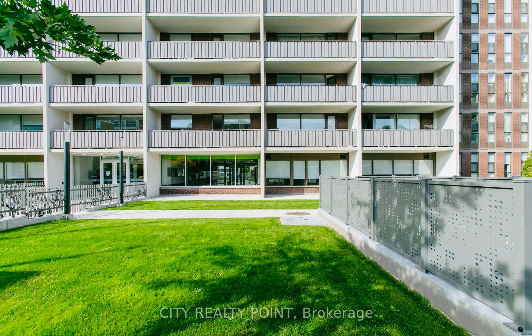 666 Spadina Avenue, #215