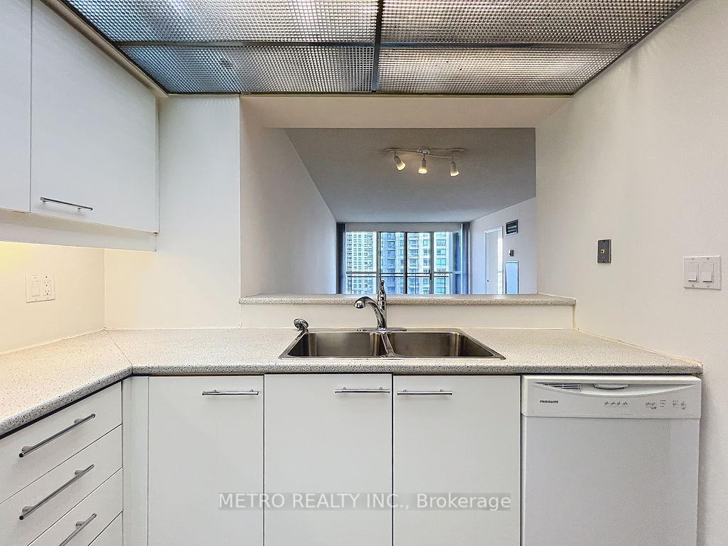 3 Bedrooms Condo at 18 Hollywood, Toronto For sale