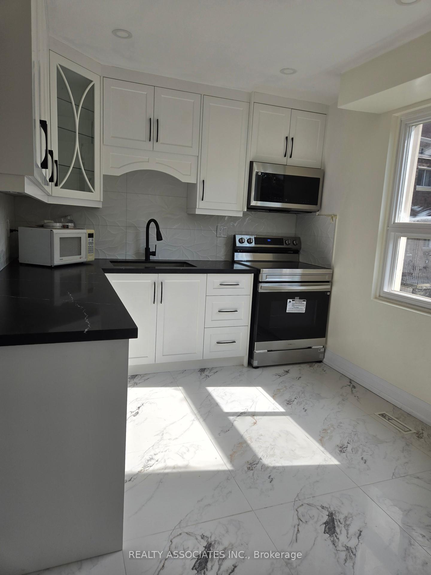 3 Bedrooms Condo at 2 Stonehill, Toronto For sale