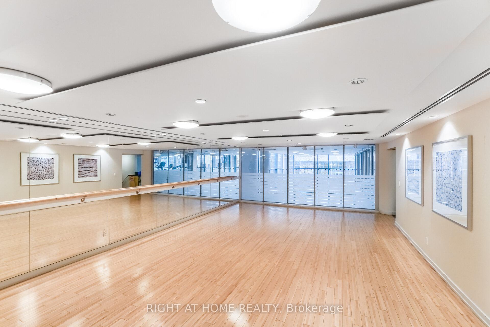 2 Bedrooms Condo at 225 Webb, Mississauga For sale