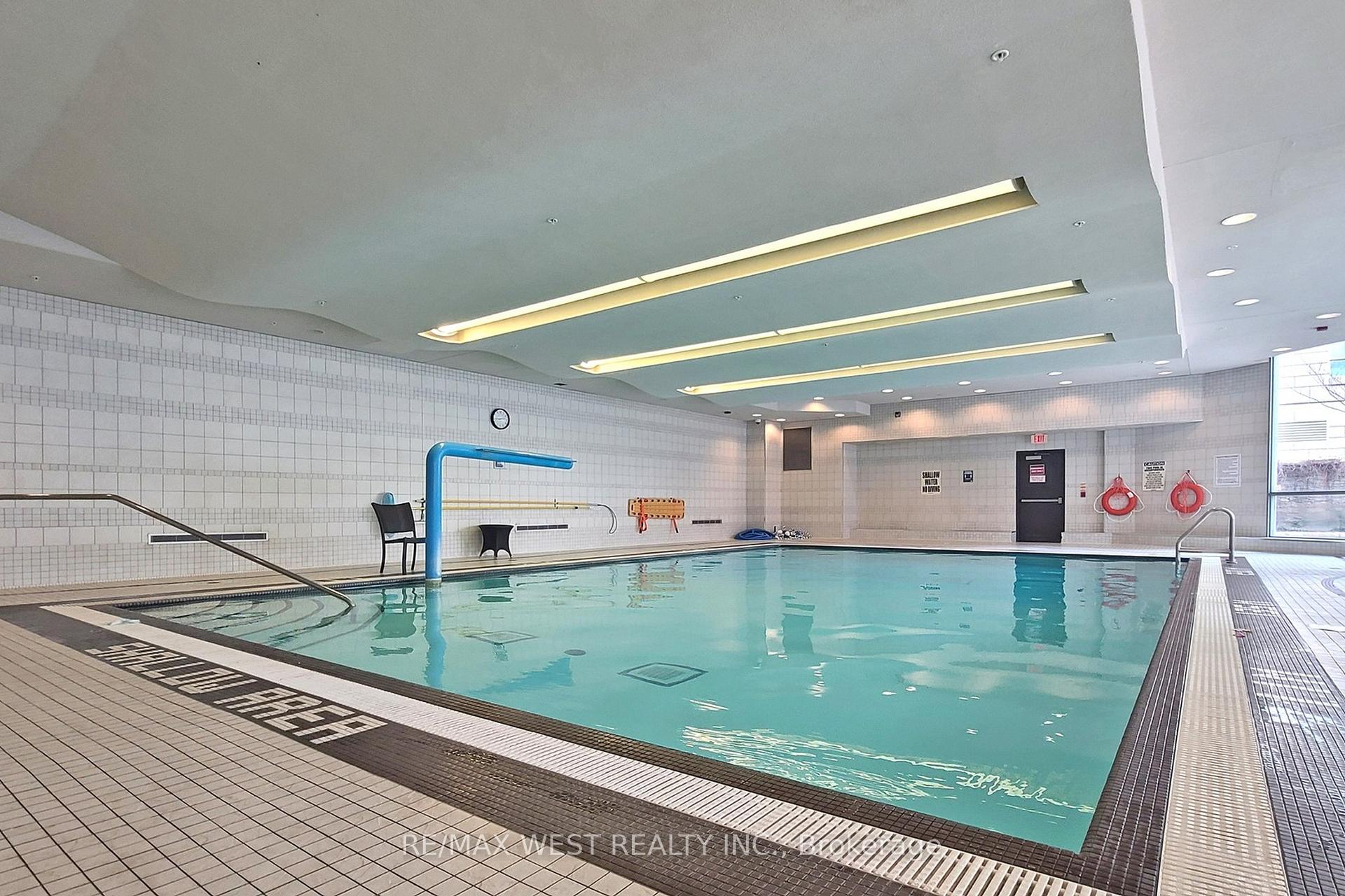 2 Bedrooms Condo at 80 Absolute, Mississauga For sale