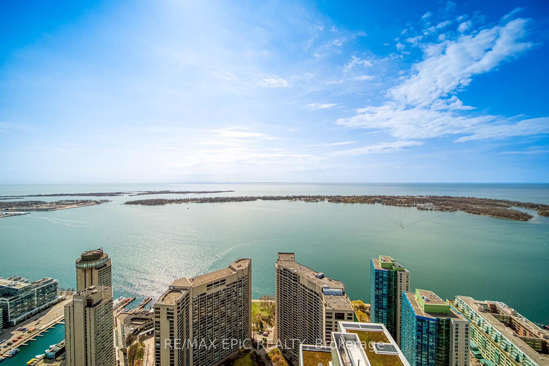 3 Bedrooms Condo at 88 Harbour,  Toronto For sale