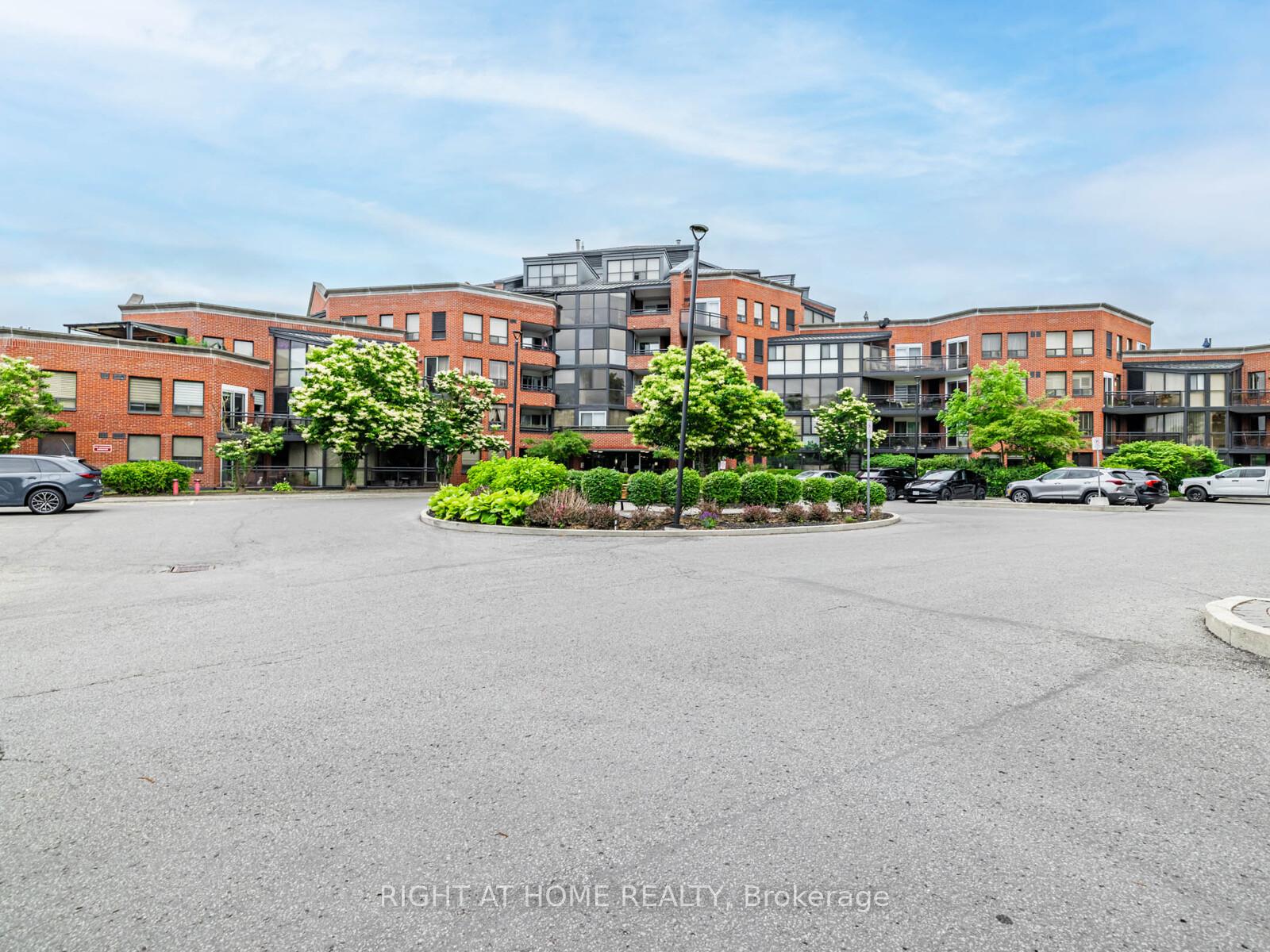 2 Bedrooms Condo at 100 Arbors, Vaughan For sale