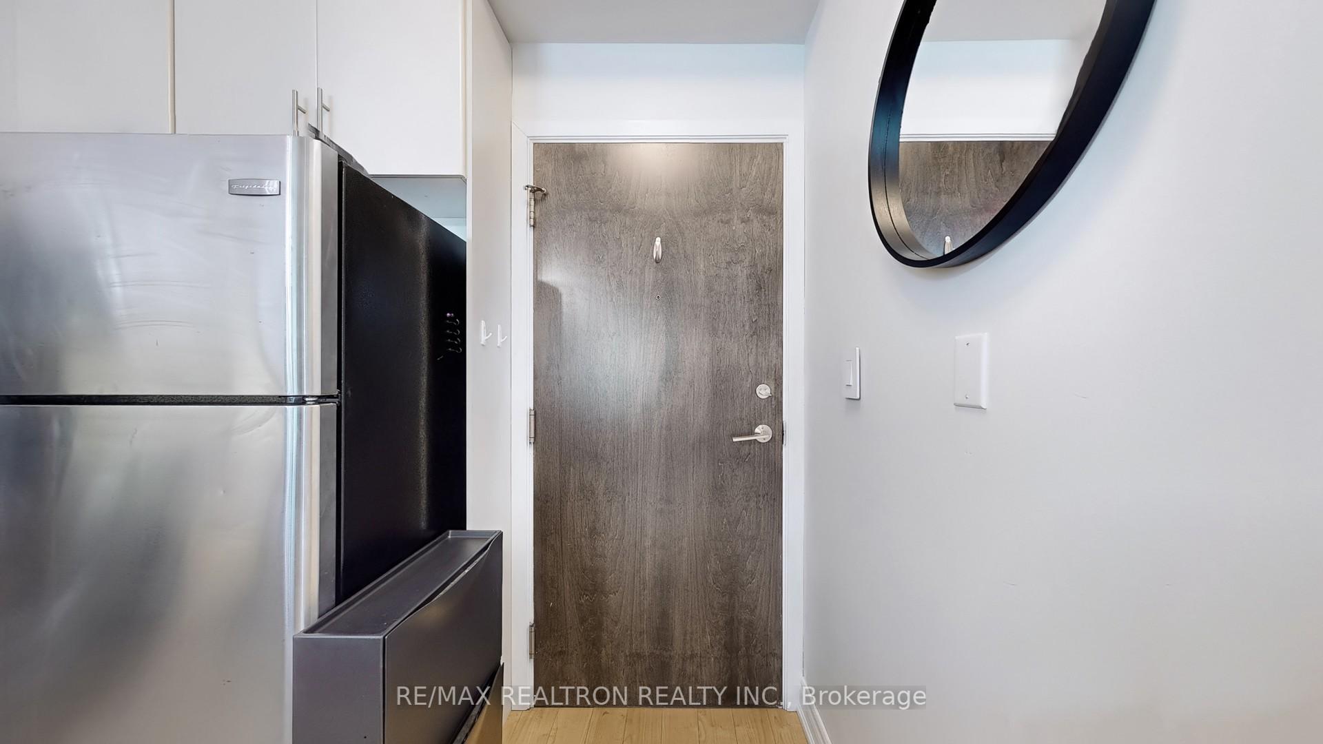 1 Bedroom Condo at 18 Harbour, Toronto For sale