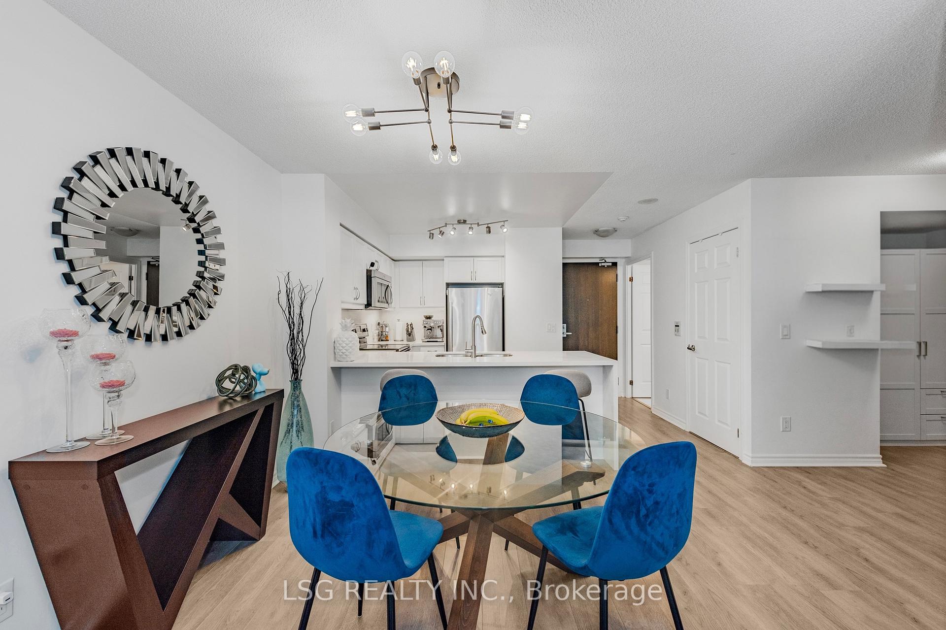 2 Bedrooms Condo at 19 Grand Trunk, Toronto For sale