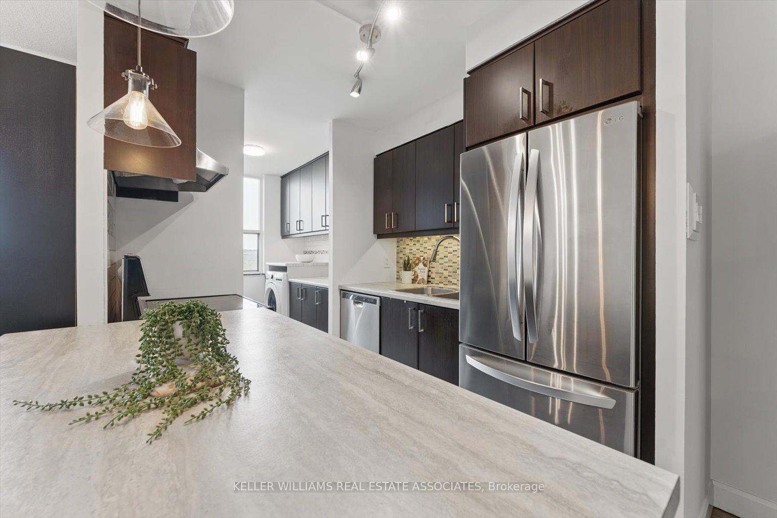 2 Bedrooms Condo at 966 Inverhouse, Mississauga For sale