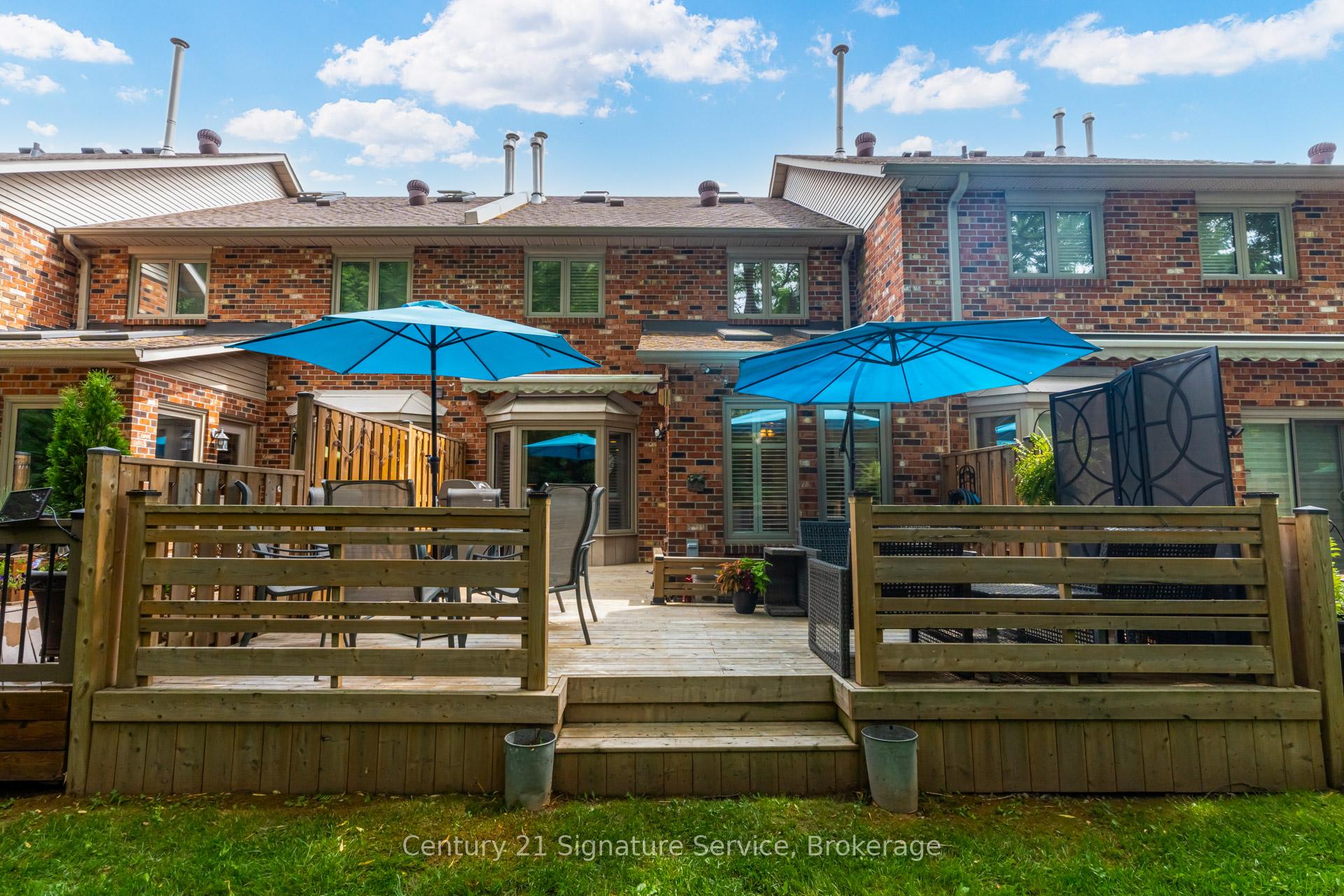 3 Bedrooms Condo at 2230 Walkers, Burlington For sale