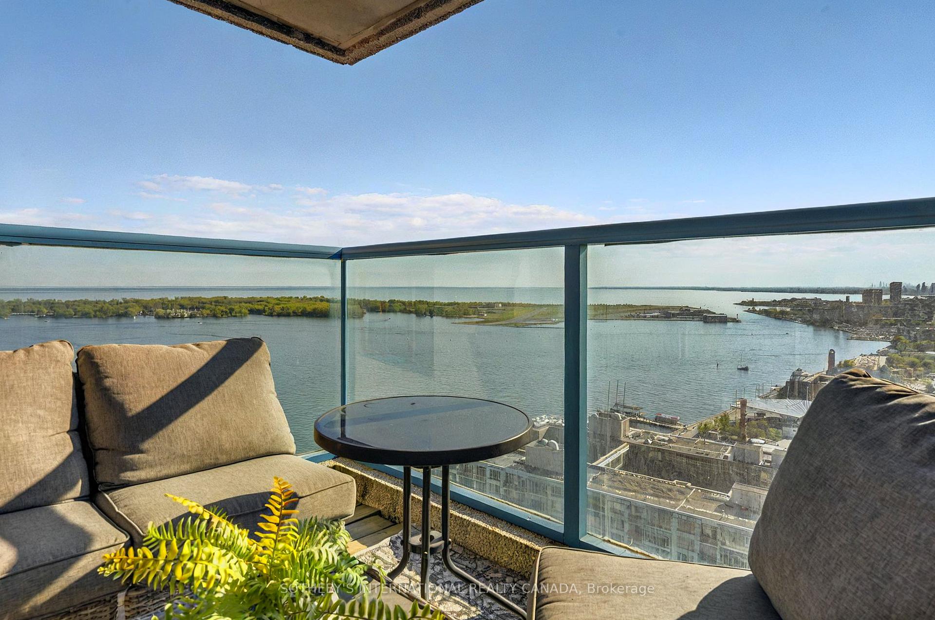 3 Bedrooms Condo at 99 Harbour, Toronto For sale