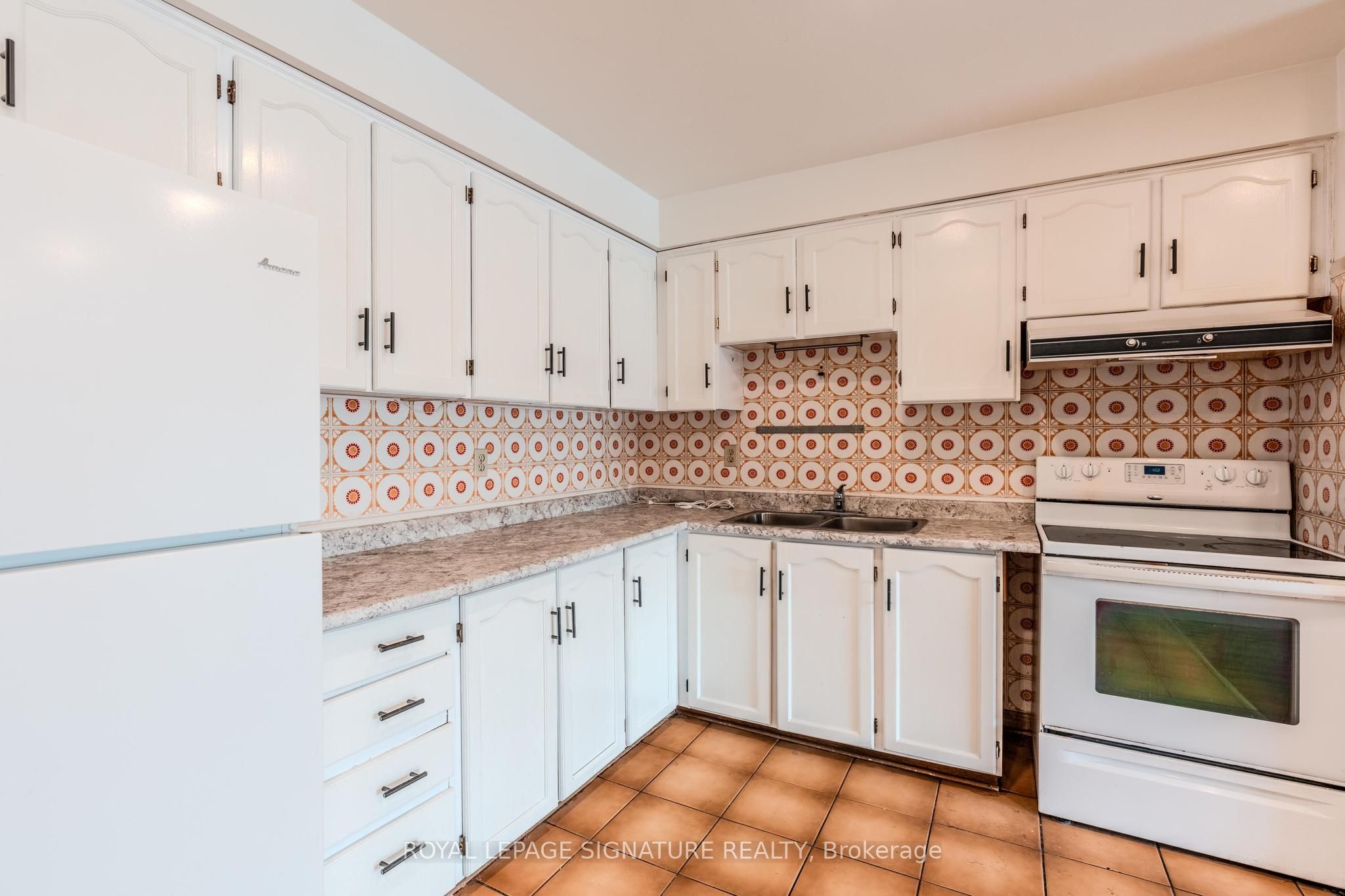 1541 Dundas Street W, #B
