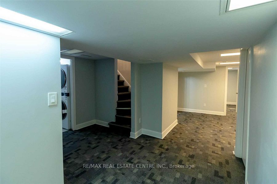 27 Hollywood Street N