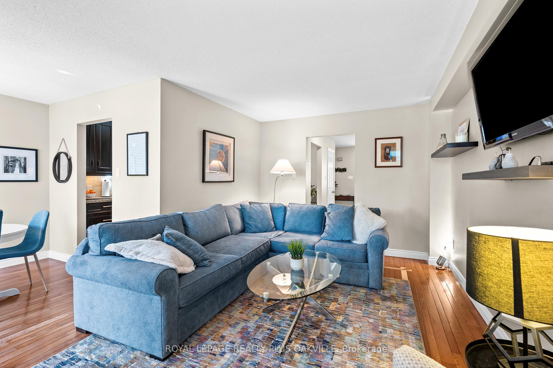 2 Bedrooms Condo at 5255 Lakeshore, Burlington For sale