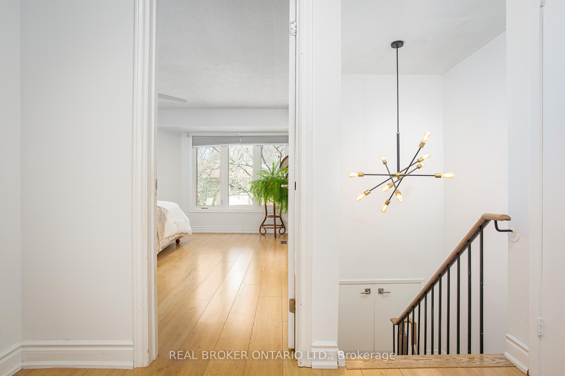 3 Bedrooms Semi-Detached at 1135 McCraney, Oakville For sale