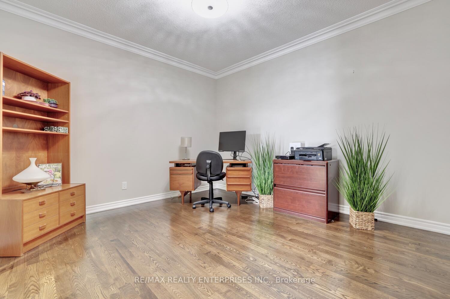 3 Bedrooms Condo at 1900 The Collegeway, Mississauga For sale