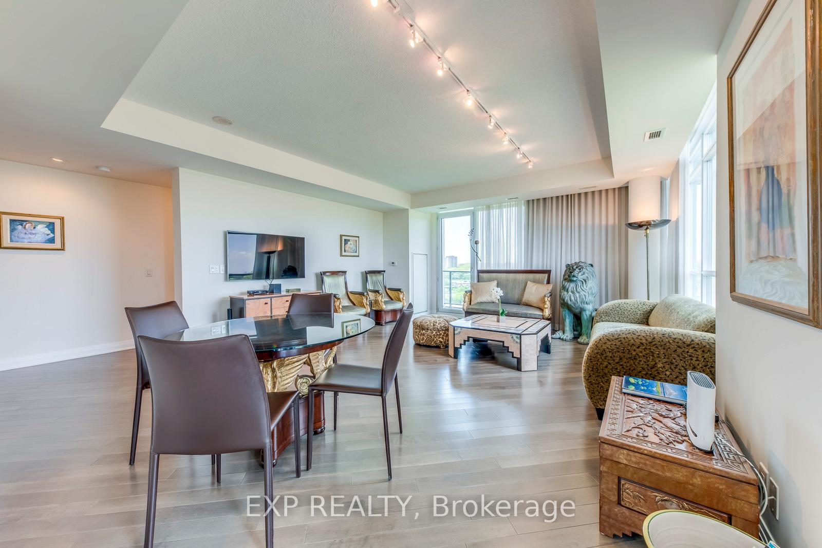3 Bedrooms Condo at 1055 Southdown, Mississauga For sale