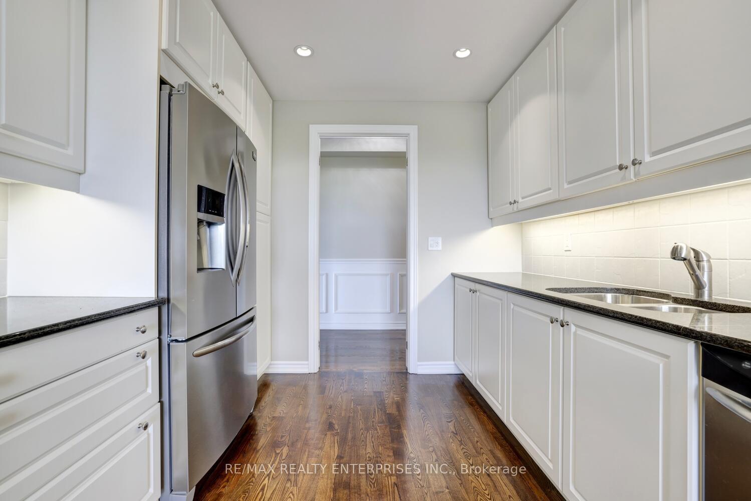 3 Bedrooms Condo at 1900 The Collegeway, Mississauga For sale