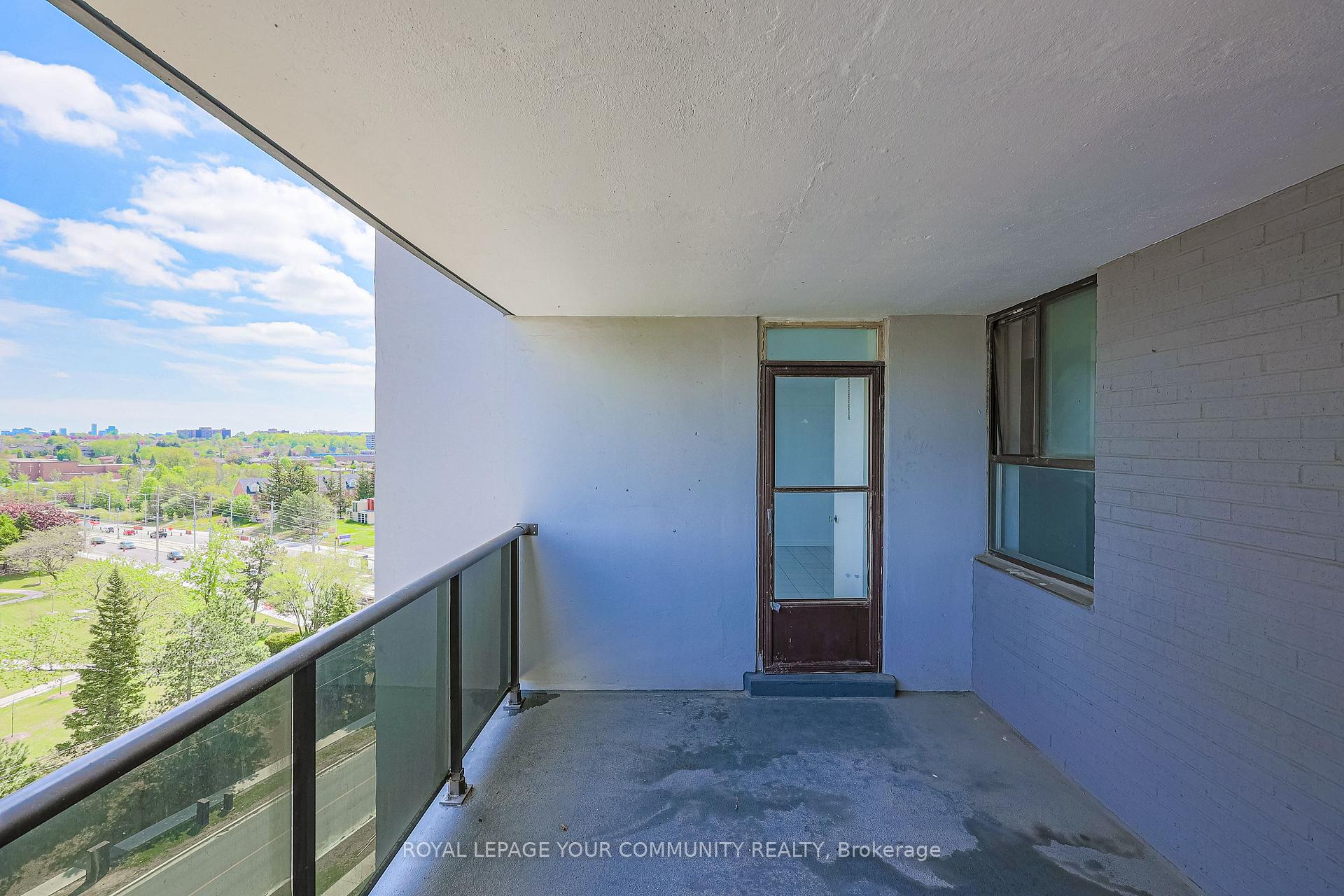2 Bedrooms Condo at 10 Tobermory, Toronto For sale