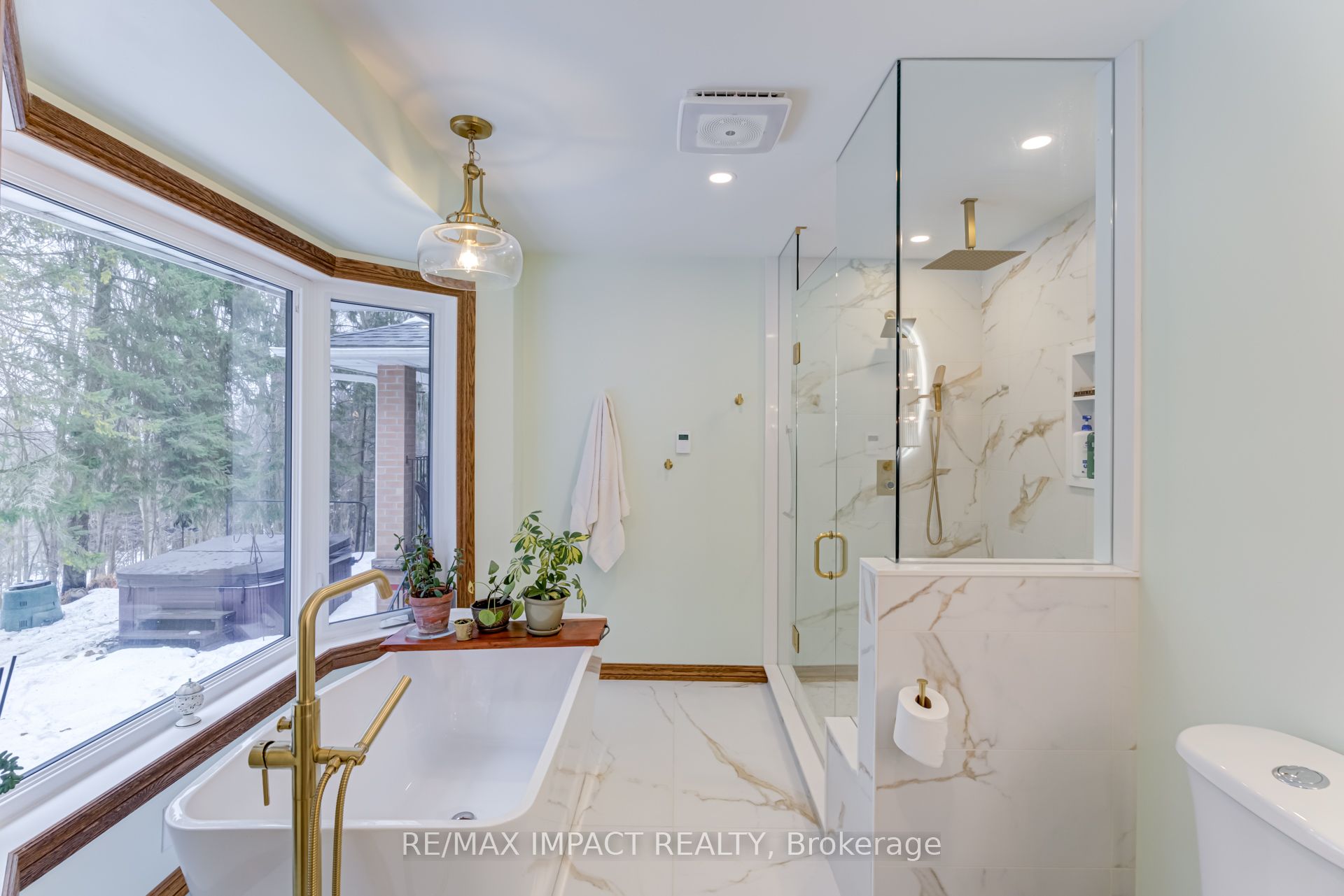 215 Raglan Road W