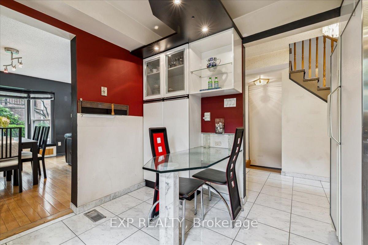 3 Bedrooms Condo at 62 Tamarack, Toronto For sale