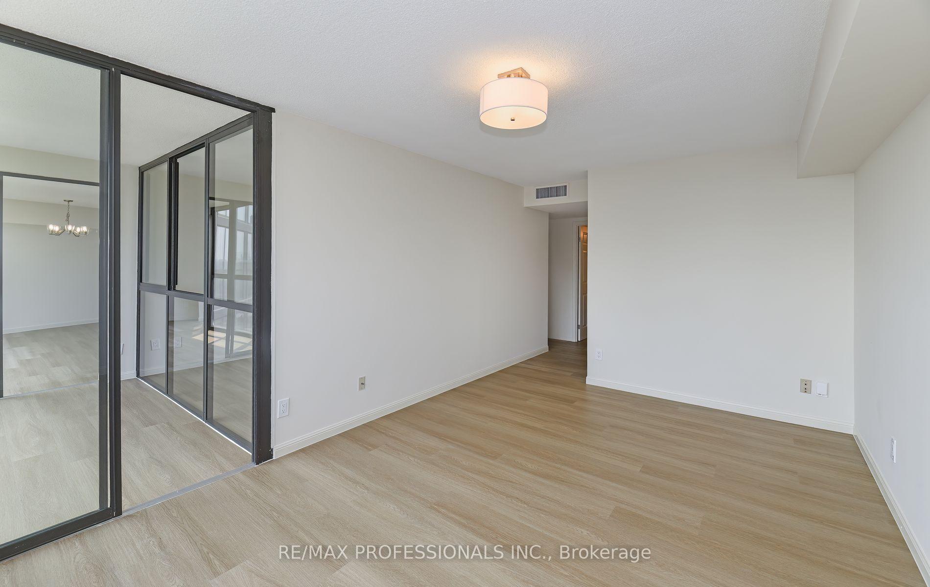 3 Bedrooms Condo at 40 Richview, Toronto For sale