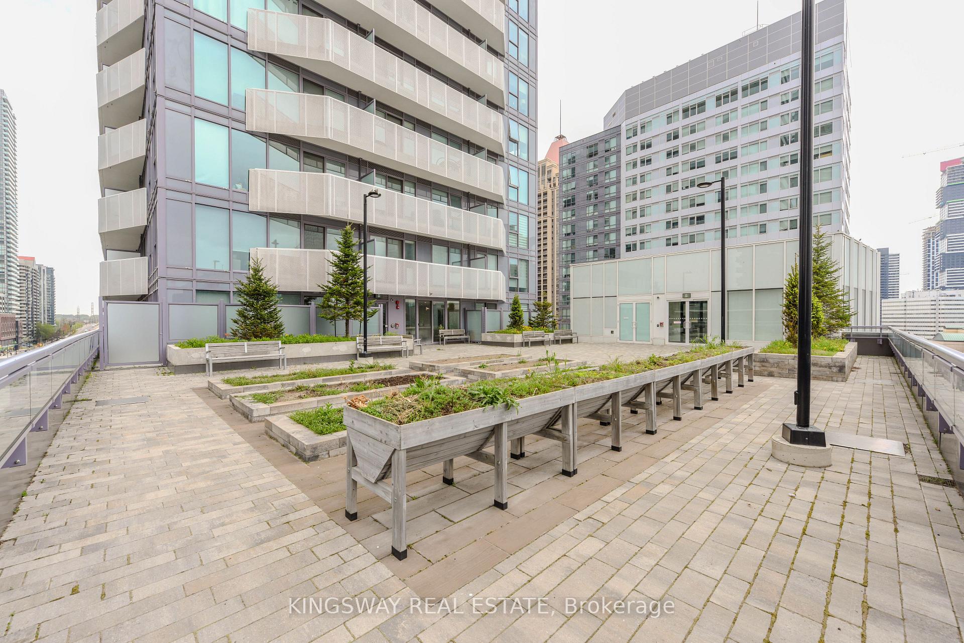 2 Bedrooms Condo at 4065 Confederation, Mississauga For sale