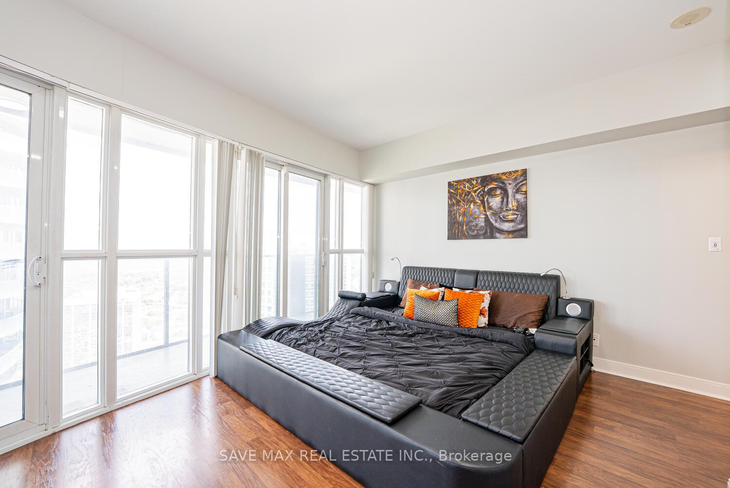 2 Bedrooms Condo at 60 Absolute, Mississauga For sale