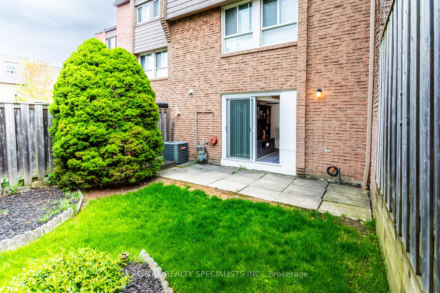 5 Bedrooms Condo at 405 Hyacinthe, Mississauga For sale