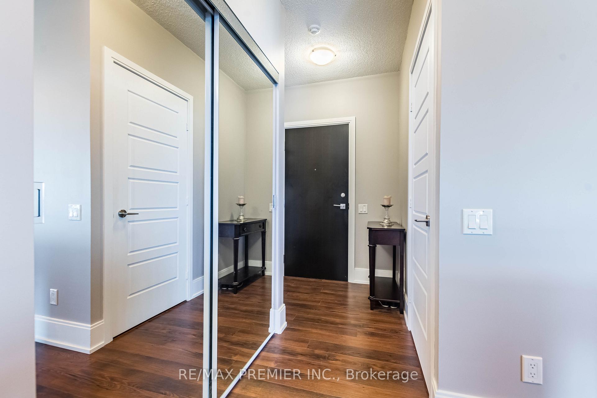 2 Bedrooms Condo at 15 Viking, Toronto For sale