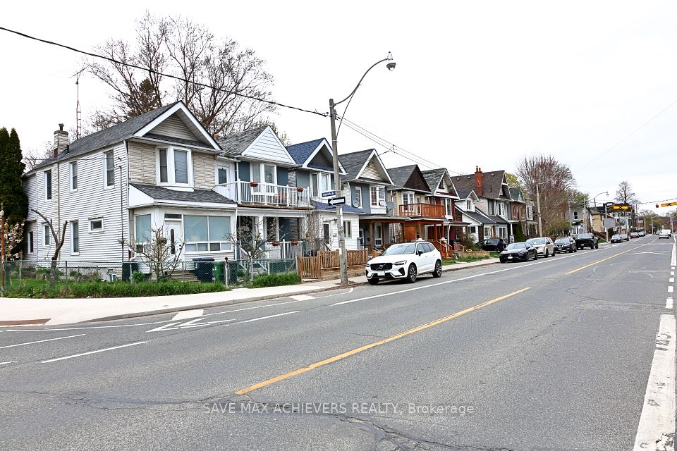 1820 Dundas