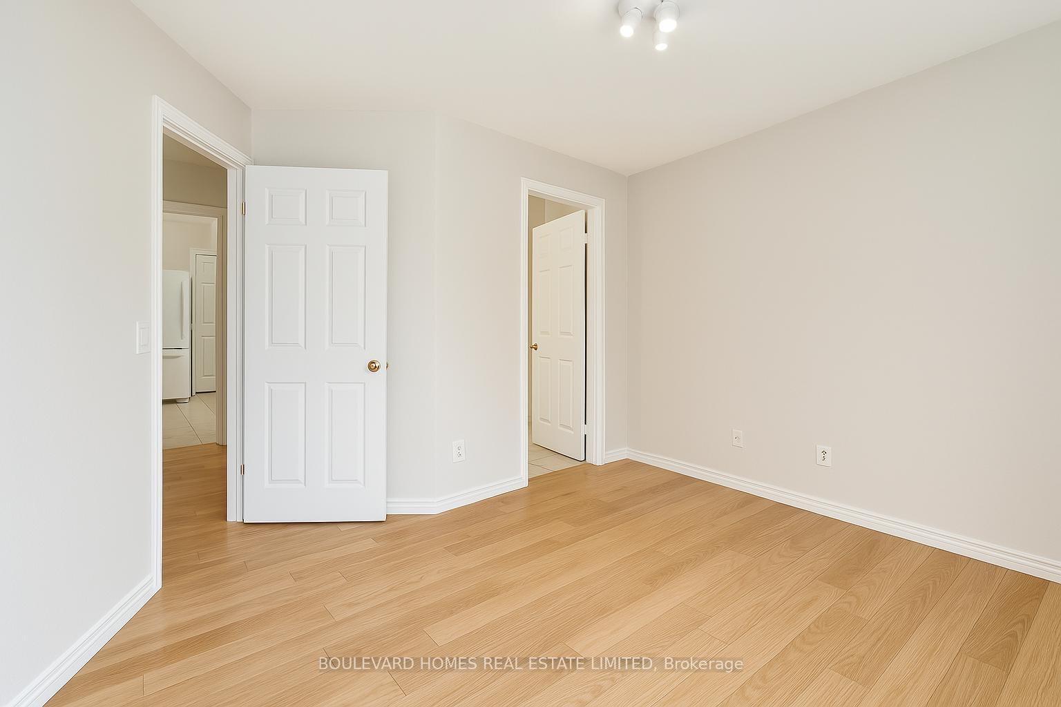 2 Bedrooms Condo at 25 Kingsbridge Garden,  Mississauga For sale