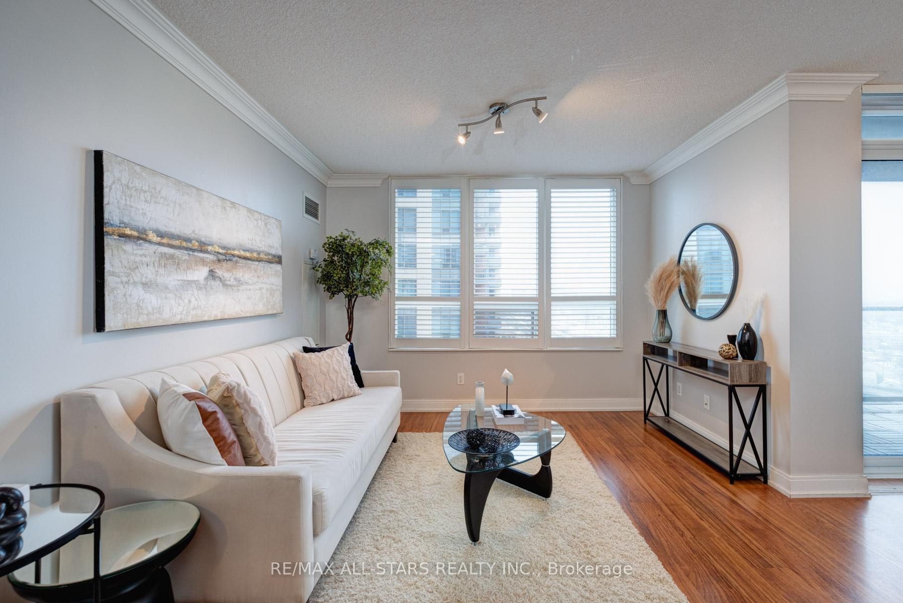 2 Bedrooms Condo at 35 Viking, Toronto For sale